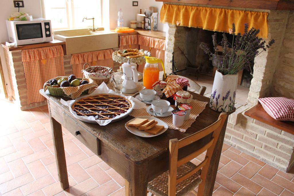 B&B Il Poggetto Serra SantʼAbbondio Exteriör bild