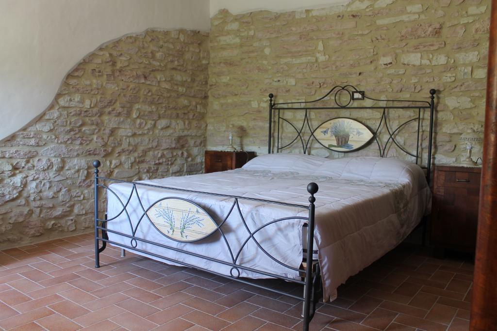 B&B Il Poggetto Serra SantʼAbbondio Rum bild